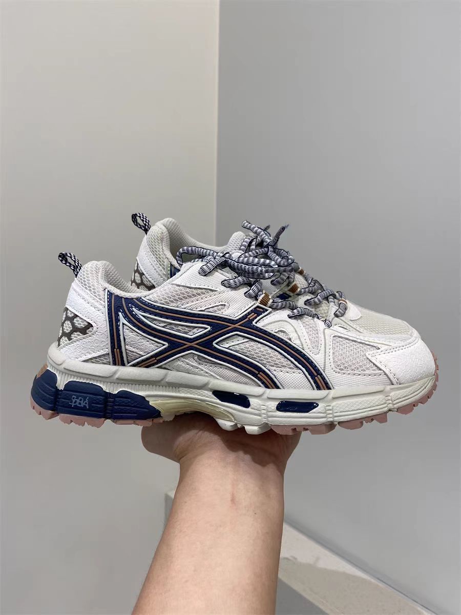 Retro style grey mesh sports shoes with a niche and chic look for both men and women Outdoor running and hiking shoes for summer outfits