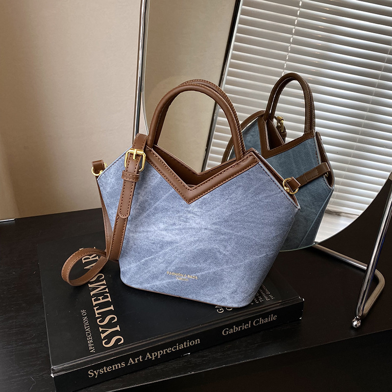 2025S Fashion Designer Super Popular Niche Denim Cloth Women S New Casual Versatile Crossbody Bag Fashionable Handheld Outdoor Small Handbag