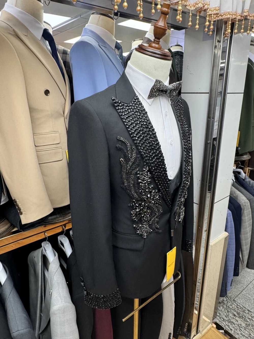 Men Suits for Wedding Appliques Beaded Tailor-Made Peaked Lapel Suit Tuxedos 2 Pieces Set One Button Groom Blazer Coat+Pants Prom Party Formal Occasio