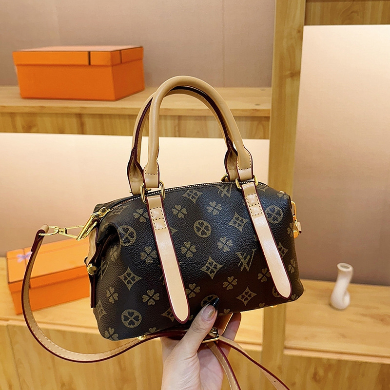 Free shipping 2025 new designer women bag Shoulder Bags Bowling Bag Fashion commute Printed elegant underarm bag messenger bag