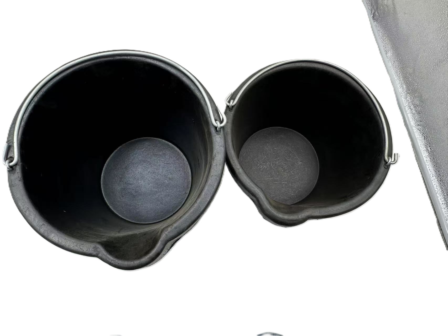 Large capacity multi-purpose rubber bucket - perfect for feeding and drinking animals in three different sizes