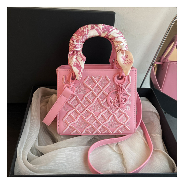 2025S Fashion Designer Heavy Industry Embroidery Diamond Grid Concubine High Grade Crossbody Bag Versatile Fashion Scarf Single Shoulder Handbag Women