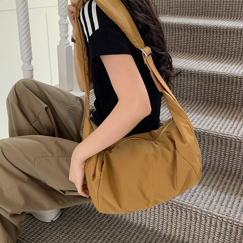 Muye Leather Cross Shoulder Bag for Women 2023 Autumn/Winter Large Capacity Dumpling Bag Down Cotton Simple and Versatile Shoulder Bag 241111