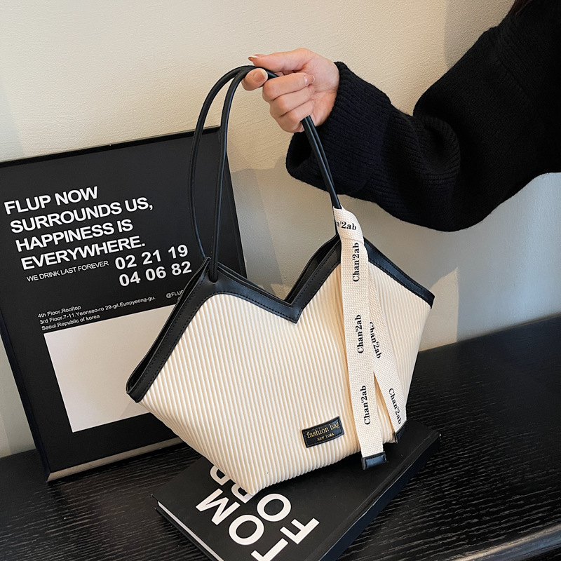 2025S Fashion Designer Straight Autumn And Winter High End Commuting Tote Large Capacity Versatile Shoulder Bag Crossbody Handbag Women S Bag