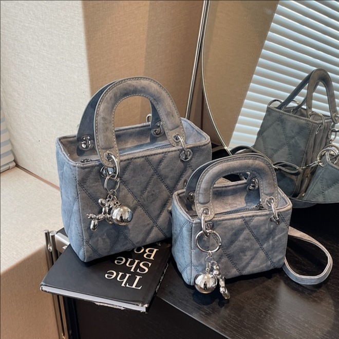 2025S Fashion Designer Light Luxury Banquet Handbag For Women New Stylish Versatile Daifei Bag High End Feeling Diamond Grid Single Shoulder Crossbody