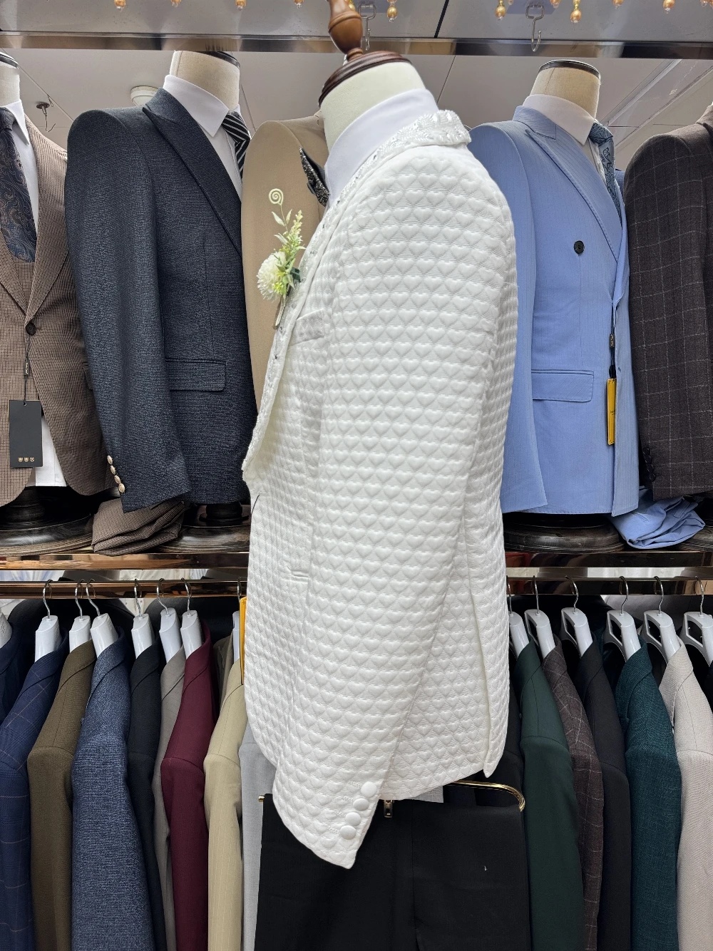 Men Wedding Suits Modern Tailor-Made Shawl Lapel Suit Tuxedos 3 Pieces Set Crystal Beading Groom Blazer Coat+Vest+Black Pants Prom Party Formal Occasi