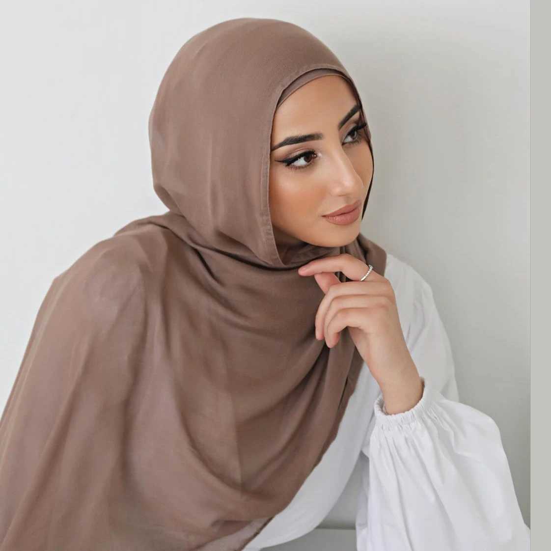 Customized headscarf made of artificial silk and cotton for warm plain scarves large-sized shawl Islamic headscarf b90 * 85cm X250324