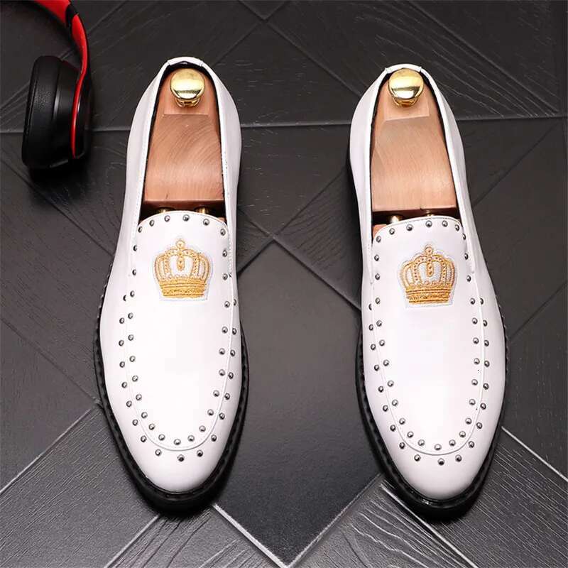 New Royal Style Men Handmade Embroidery Crown Pattern Exotic Designer Loafers FashionBrand Casual Wedding Dress Shoes