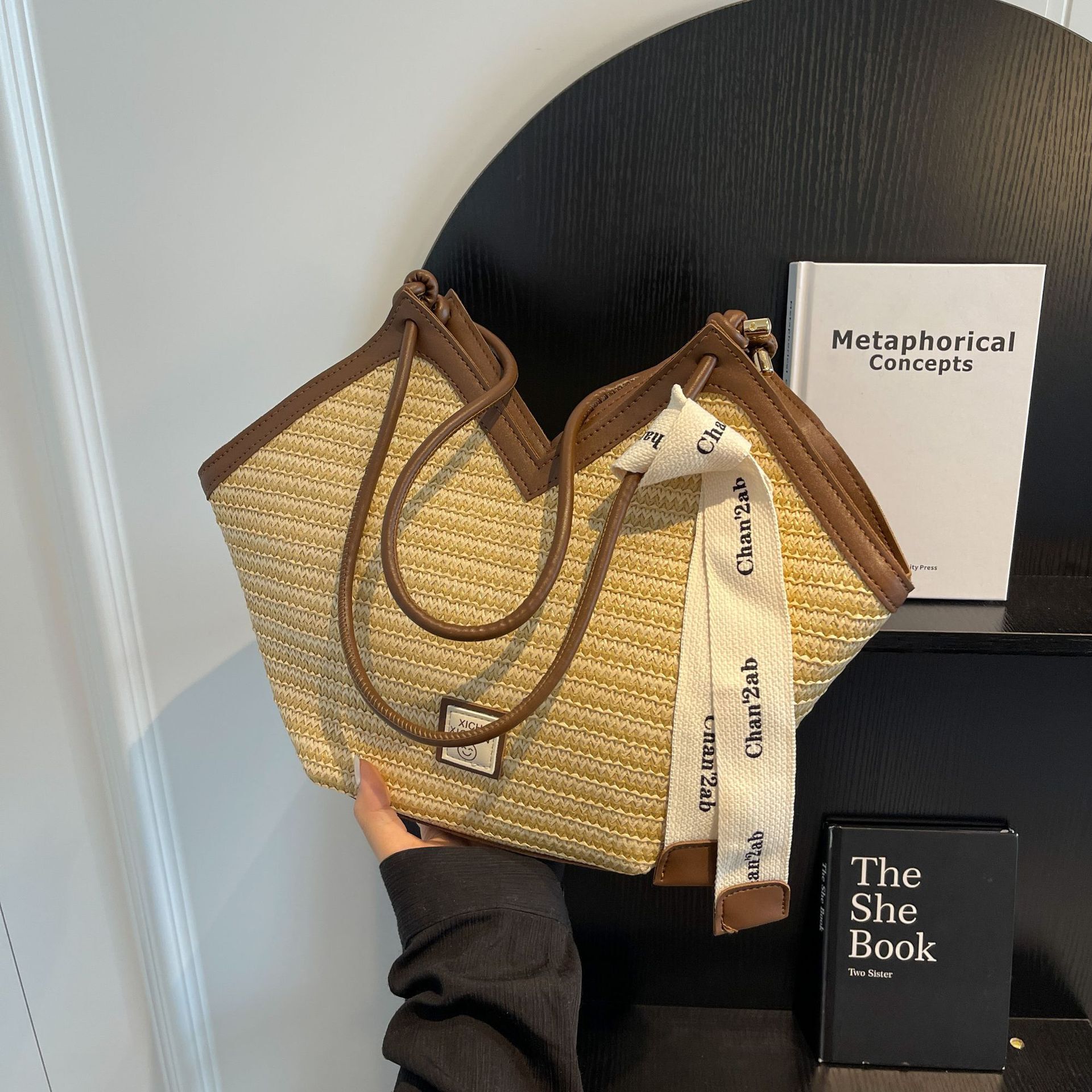 2025S Fashion Designer Large Capacity Grass Woven For Women New Fashionable Versatile Shoulder Commuting Beach Vacation Tote Bag