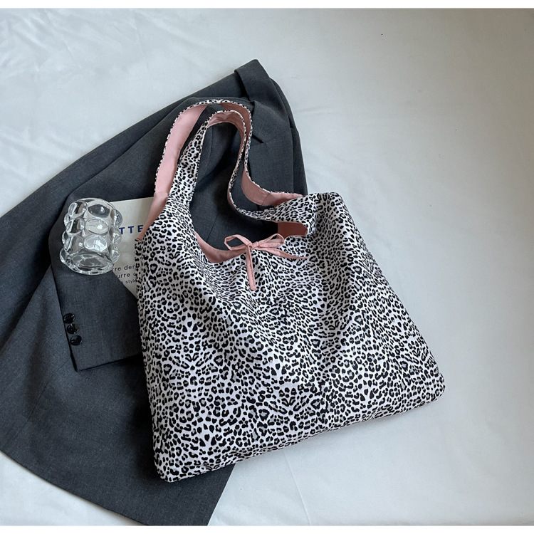 2025S Fashion Designer Korean Style Instagram Fashion Lazy Leopard Print Tote Large Capacity Underarm Shoulder Women S Casual Shopping Bag