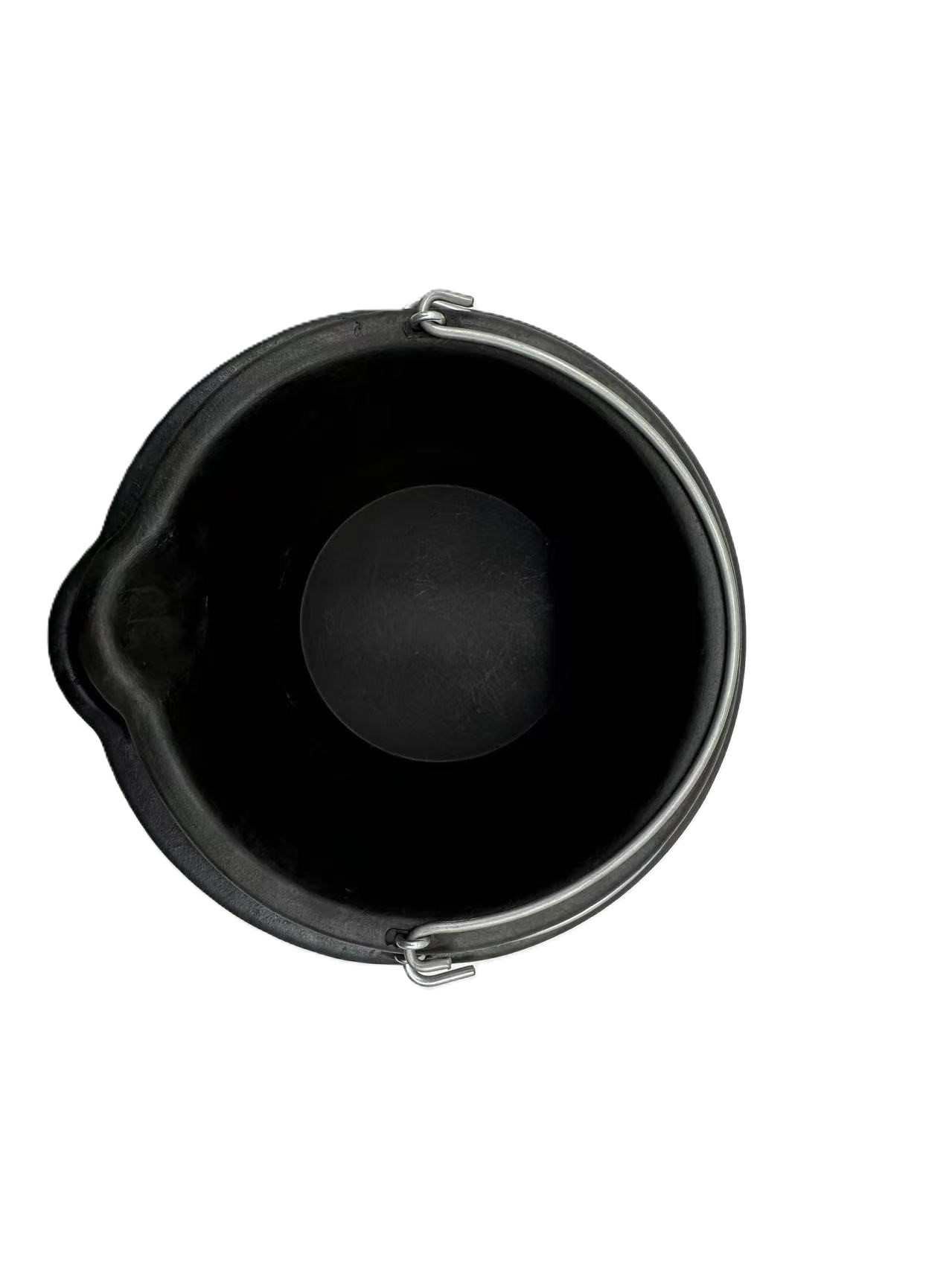 Large capacity multi-purpose rubber bucket - perfect for feeding and drinking animals in three different sizes