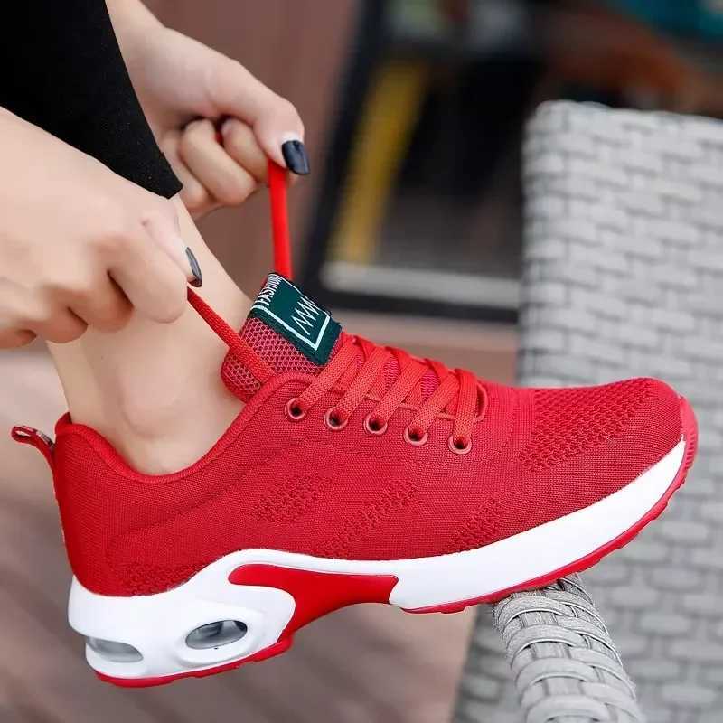 Hot selling womens vulcanized shoes anti slip mesh breathable flat shoes gym training track on-site jogging shoesXJ250324
