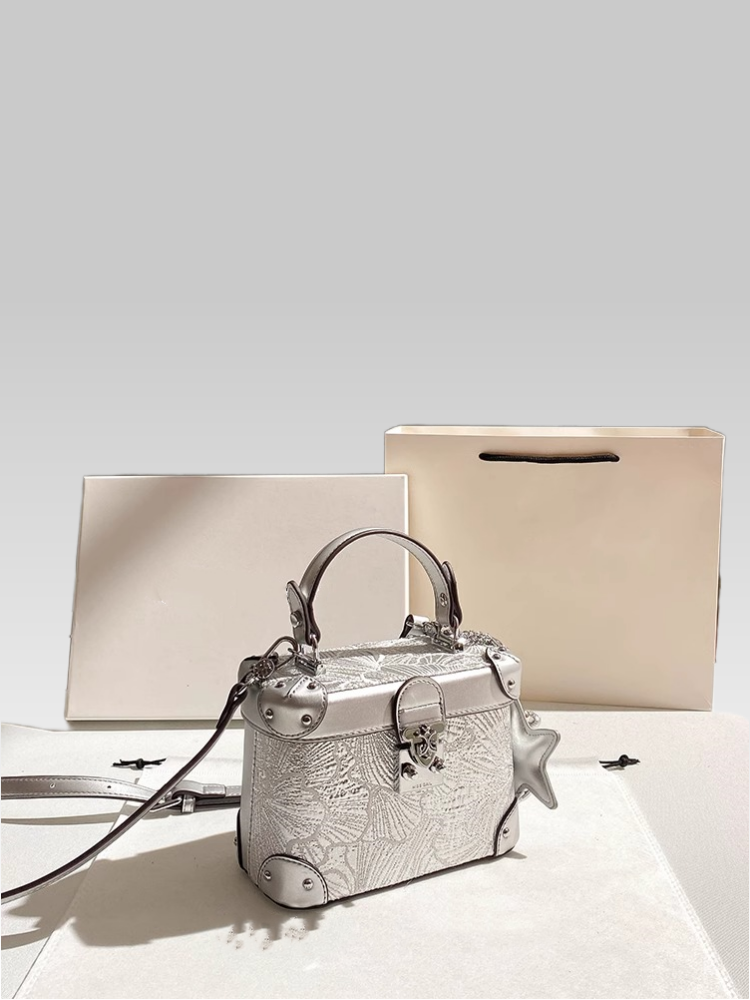 Show 2025 Small Handbag with Delicate Lace Like Pattern and High Quality Metal Hardware Women Handbag is Suitable for Evening Party