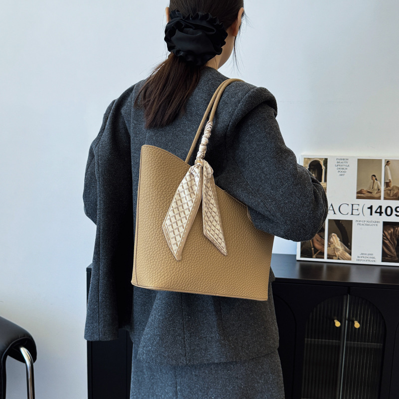 2025S Fashion Designer Shoulder Large Capacity Fashionable Stylish Simple Handheld Autumn And Winter New Trendy Tote Bag Casual Bag