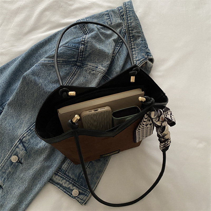 2025S Fashion Designer Niche Contrasting Color Design Sense Large Capacity For Women S Leisure Shoulder Commuting Travel Armpit Tote Bag