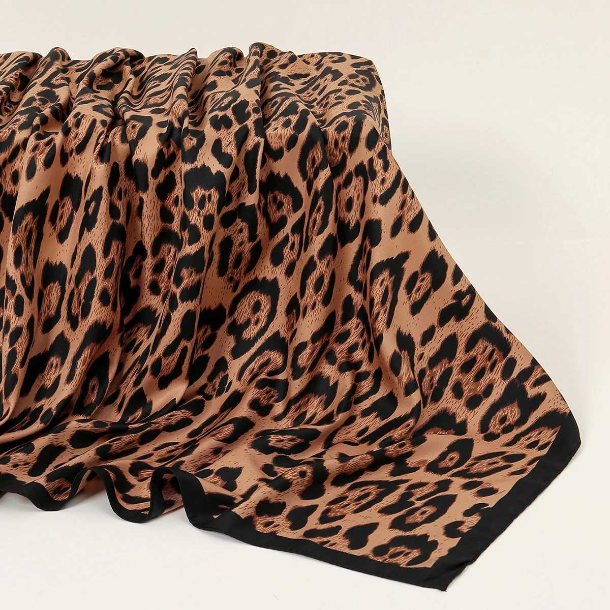 Leopard Print Square Scarf Wen Satin Bandana Thin Edge Scarf Band Fashion Womens Hair Wrap Fem Neckerchief Headscarf X250324