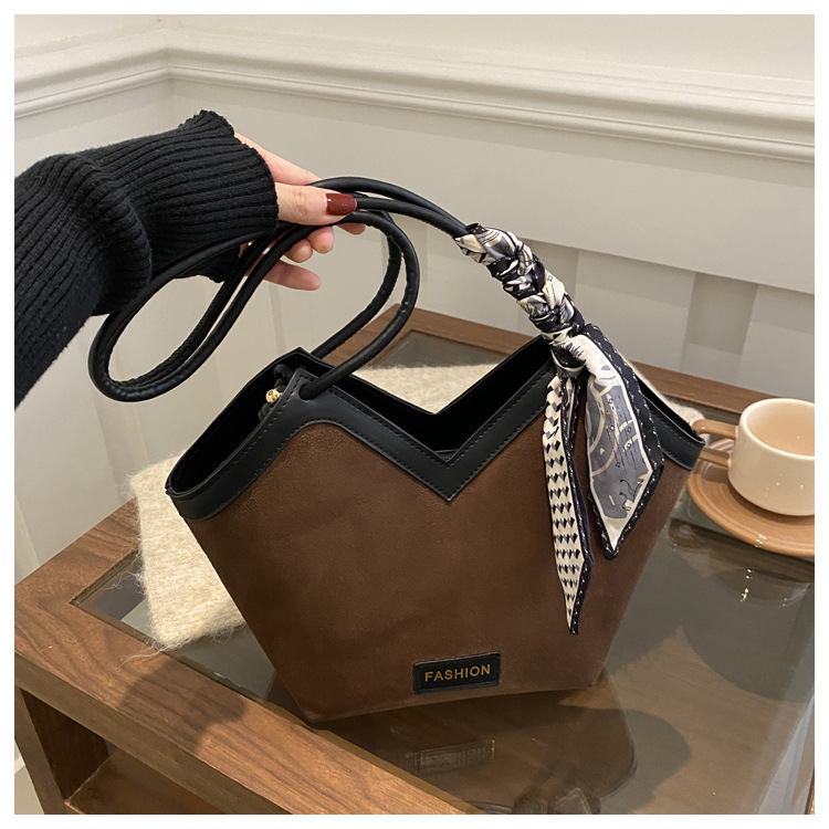 2025S Fashion Designer Niche Contrasting Color Design Sense Large Capacity For Women S Leisure Shoulder Commuting Travel Armpit Tote Bag