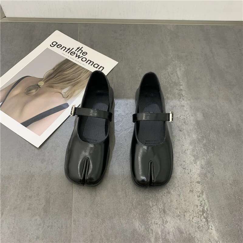 Women Tabi Ninja Flats Split Toe Mary Janes Moccasins Black Leather One Word Buckle Shoes Solid Brief Ladies Loafers+free Socks
