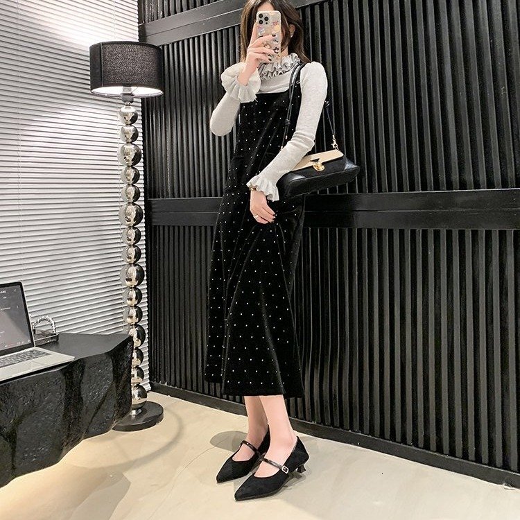 The 2025 new designer fashion single shoes are very thin, and your legs look long. Wearing them will make you a goddess