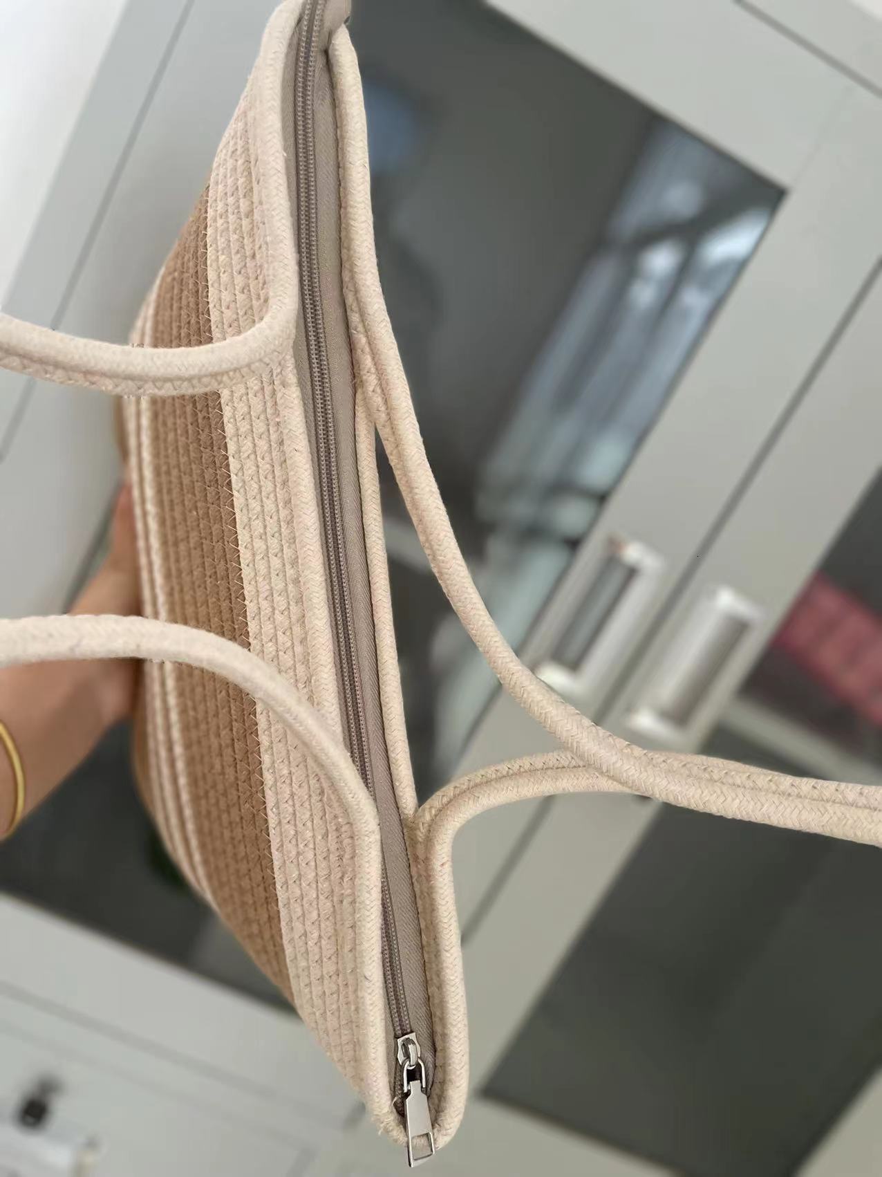 2025S Fashion Designer Large Capacity Rope Bucket For Women Style Artistic And Fresh Contrasting Color Hollow Hand Held Straw Woven Bag Single Shoulde