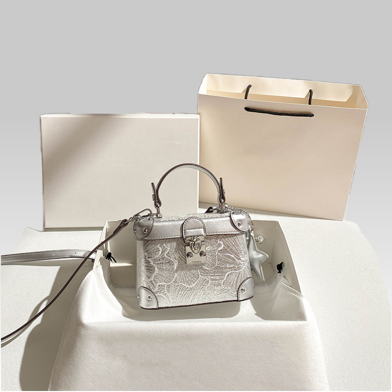 Show 2025 Small Handbag with Delicate Lace Like Pattern and High Quality Metal Hardware Women Handbag is Suitable for Evening Party