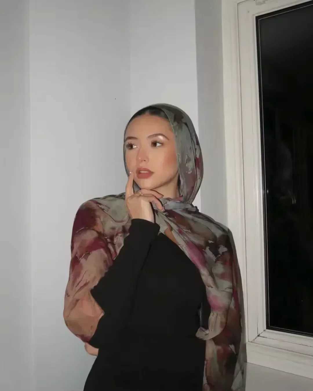 Watercolor printed pattern breathable lightweight soft cotton synthetic silk adhesive woven pattern Muslim gauze headscarf X250324