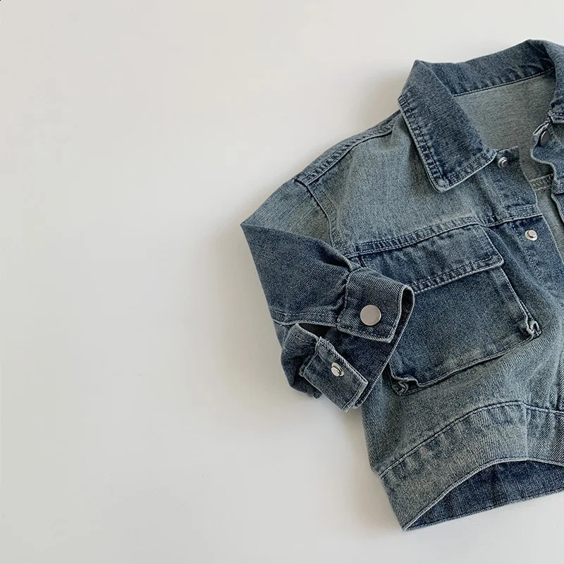 Spring and autumn childrens jacket 1-8Y boys cotton button pocket casual denim jacket Korean childrens jacket childrens clothing 250324