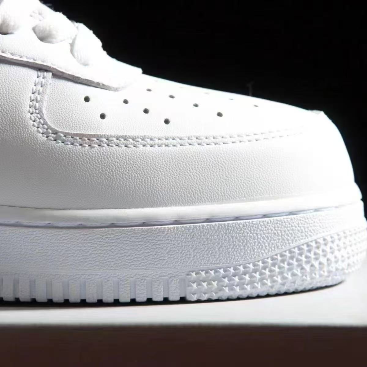 Fashionable and hot Comfortable Sneakers: Versatile Sof t-Sole Casual Spor ts Shoes