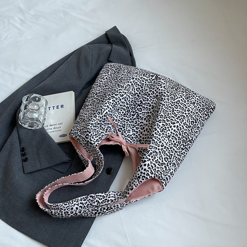 2025S Fashion Designer Korean Style Instagram Fashion Lazy Leopard Print Tote Large Capacity Underarm Shoulder Women S Casual Shopping Bag