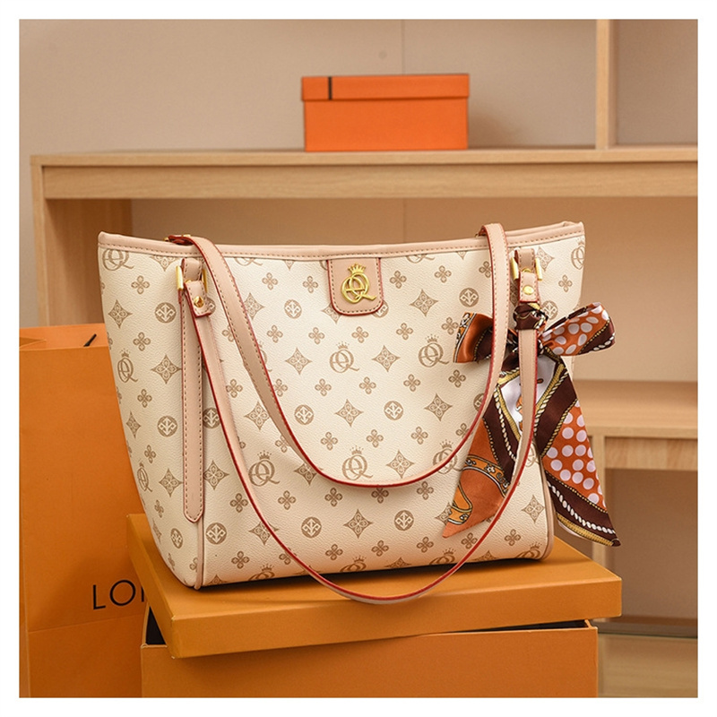 Free shipping 2025 new designer bag Shoulder Bags Fashion commute Printed Silk scarf high-capacity underarm bag Handheld tote bag for women