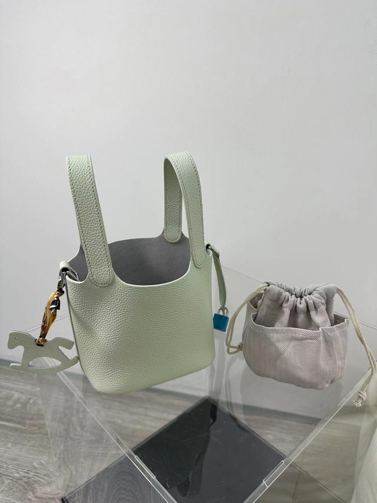2025S Fashion Designer Genuine Vegetable Basket Women S High End And Niche Design Bucket Bag Mini T Head Leather Handbag Summer
