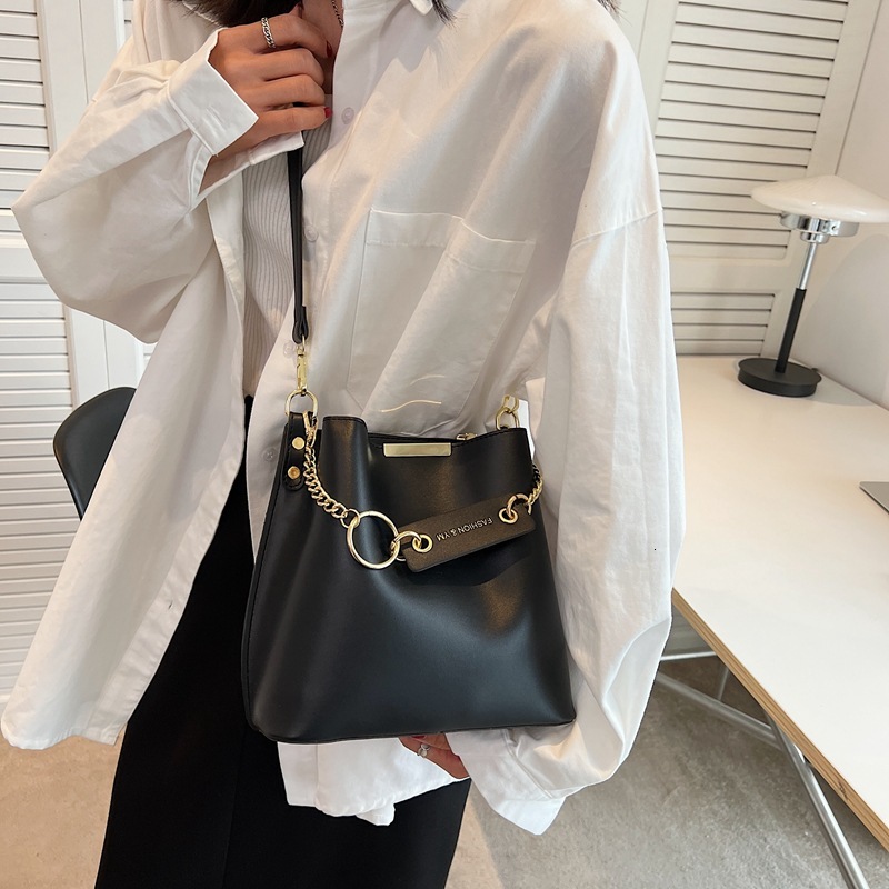 2025S Fashion Designer Handheld Bucket For Women Exquisite Large Capacity Crossbody Bag Versatile And Niche Fashion Single Shoulder Underarm Women S B