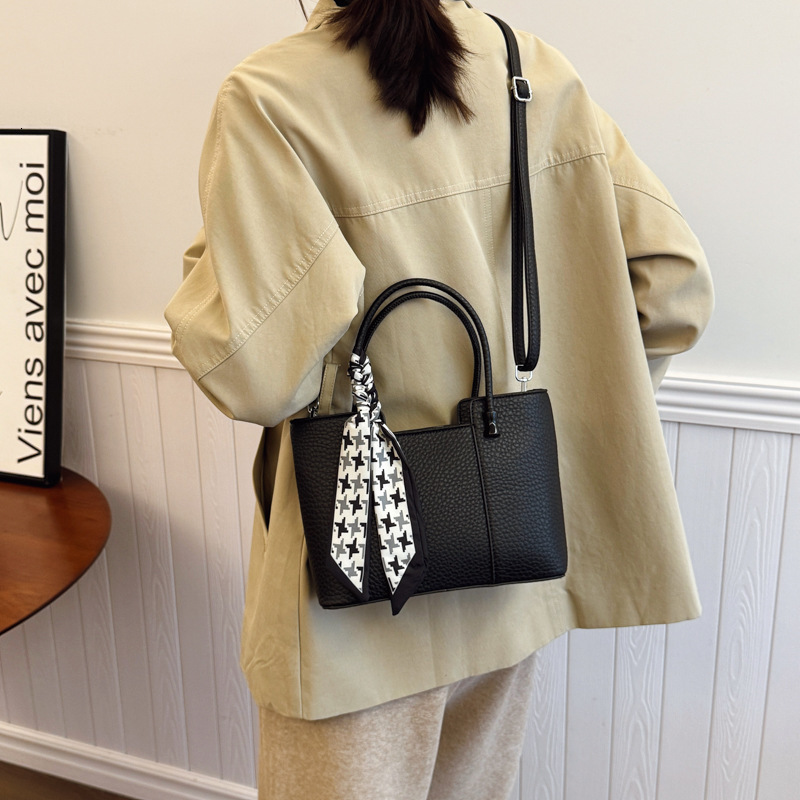 2025S Fashion Designer Handheld Commuting For Women New Trendy Korean Tote High End Western Style Crossbody Bag Single Shoulder Bucket Bag