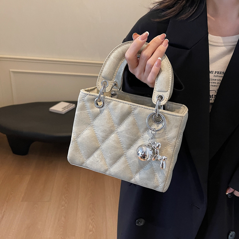 2025S Fashion Designer Light Luxury Banquet Handbag For Women New Stylish Versatile Daifei Bag High End Feeling Diamond Grid Single Shoulder Crossbody
