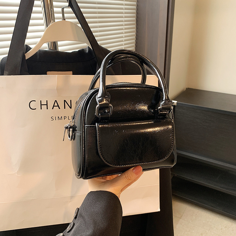 2025S Fashion Designer Advanced Red For Women New Fashionable And Versatile Crossbody Popular Handheld Small Square Bag