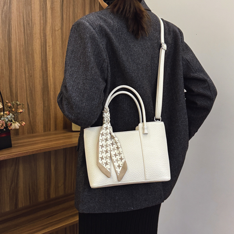 2025S Fashion Designer Handheld Commuting For Women New Trendy Korean Tote High End Western Style Crossbody Bag Single Shoulder Bucket Bag