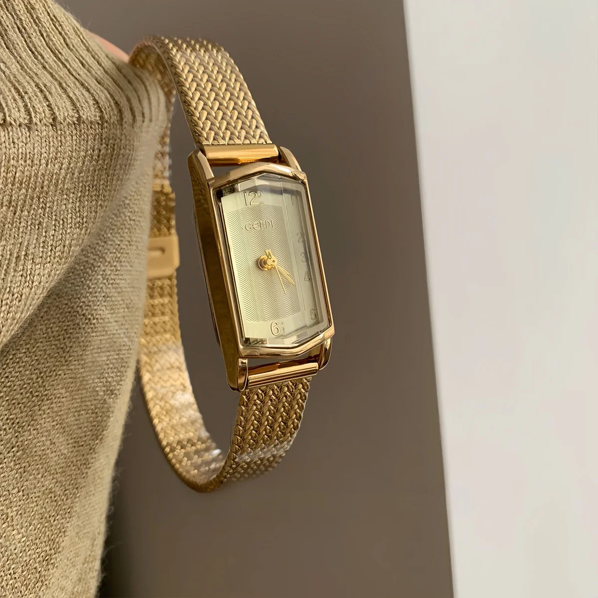 Retro gold watch for delicate rectangular dial womens waterproof quartz watch for women 250319