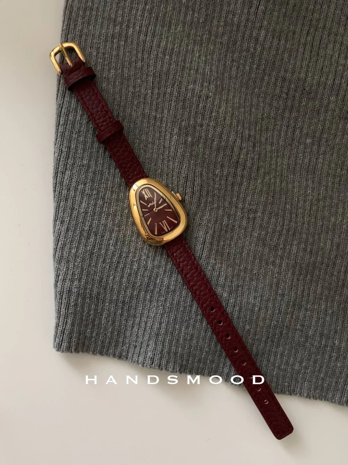 Genuine leather womens gift red retro womens watch small quartz watch 250319