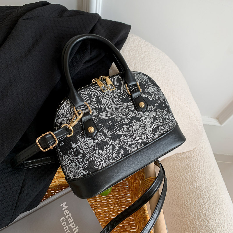 2025S Fashion Designer This Year S Fashion Is Simple Handbag Summer Women S Gentle Temperament Shoulder Crossbody Bag Shell Bag Trend