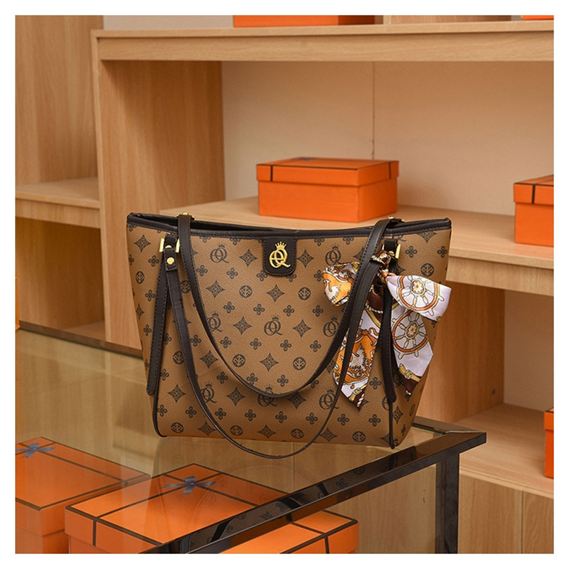 Free shipping 2025 new designer bag Shoulder Bags Fashion commute Printed Silk scarf high-capacity underarm bag Handheld tote bag for women