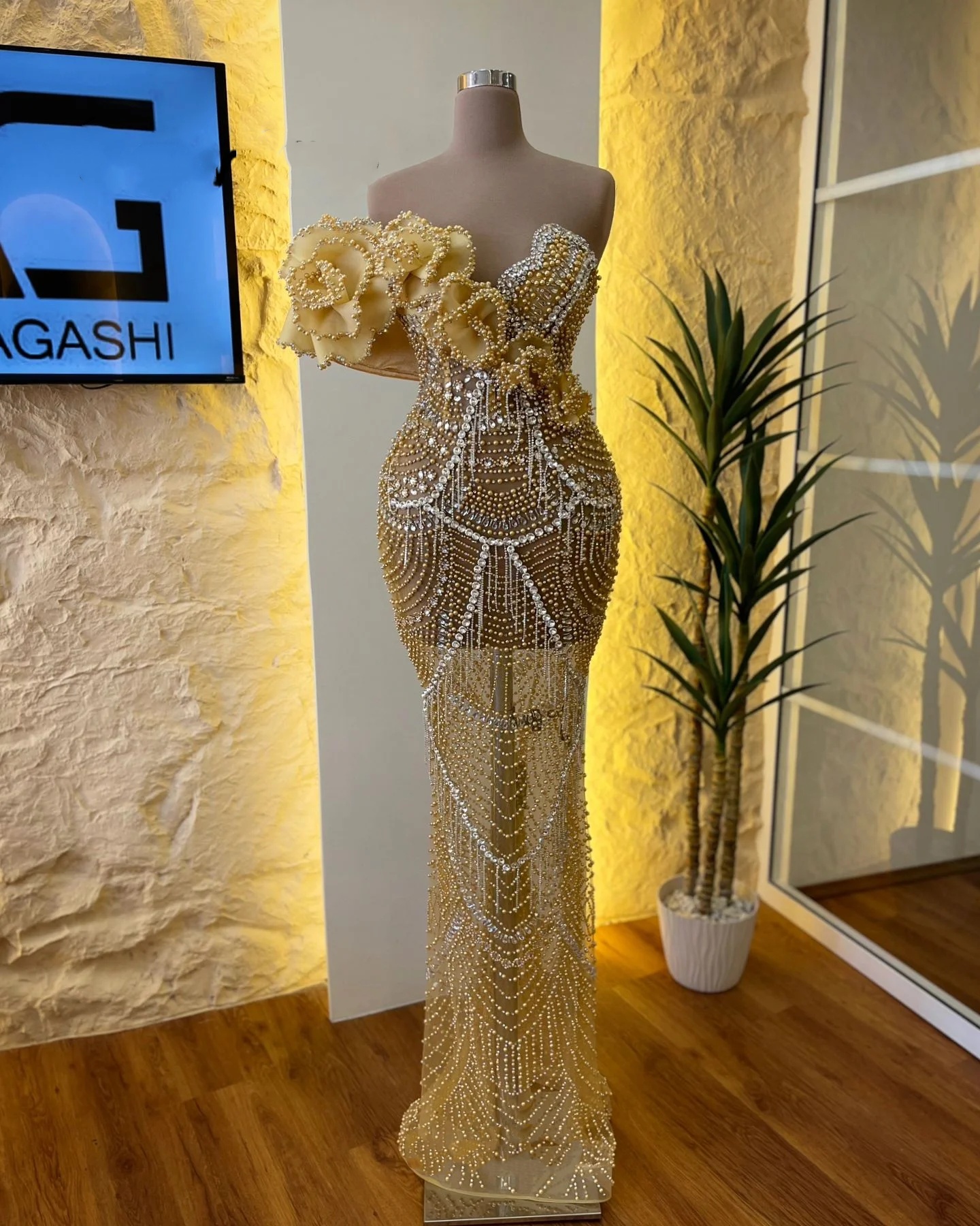 Gorgeous Evening Dresses One Shoulder Sleeveless Gown Sequins Beaded Crystal Sweep Train Party Customized Dress