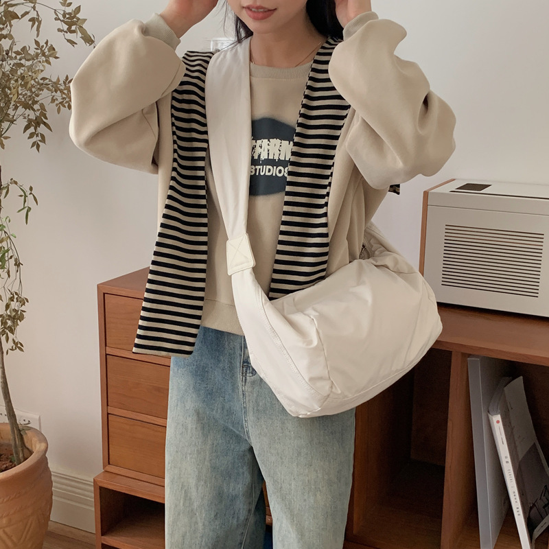 Muye Leather Cross Shoulder Bag for Women 2023 Autumn/Winter Large Capacity Dumpling Bag Down Cotton Simple and Versatile Shoulder Bag 241111