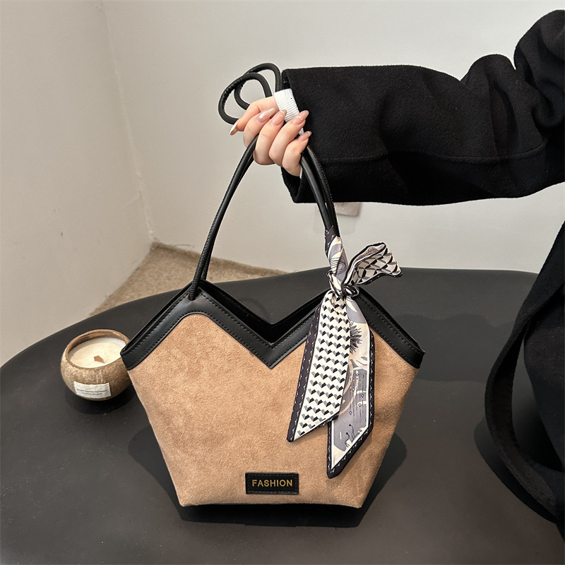 2025S Fashion Designer Niche Contrasting Color Design Sense Large Capacity For Women S Leisure Shoulder Commuting Travel Armpit Tote Bag