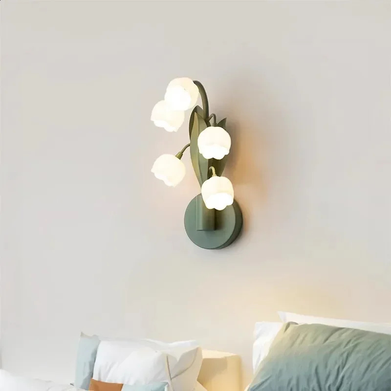 Modern romantic floral atmospheric desk lamp wall lamp LED desk lamp bedroom night reading lighting home decoration 250324