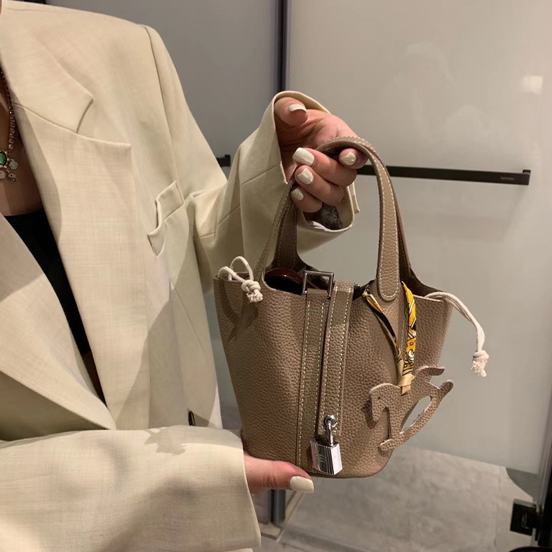2025S Fashion Designer Genuine Vegetable Basket Women S High End And Niche Design Bucket Bag Mini T Head Leather Handbag Summer