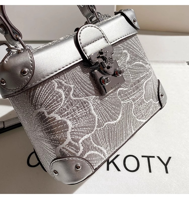 Show 2025 Small Handbag with Delicate Lace Like Pattern and High Quality Metal Hardware Women Handbag is Suitable for Evening Party