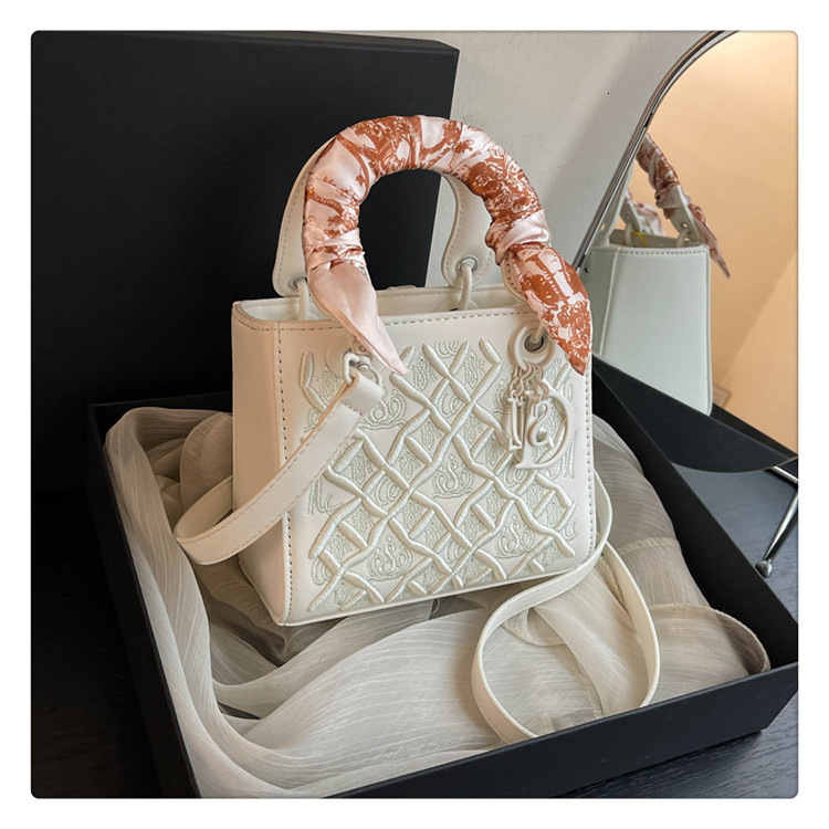 2025S Fashion Designer Heavy Industry Embroidery Diamond Grid Concubine High Grade Crossbody Bag Versatile Fashion Scarf Single Shoulder Handbag Women