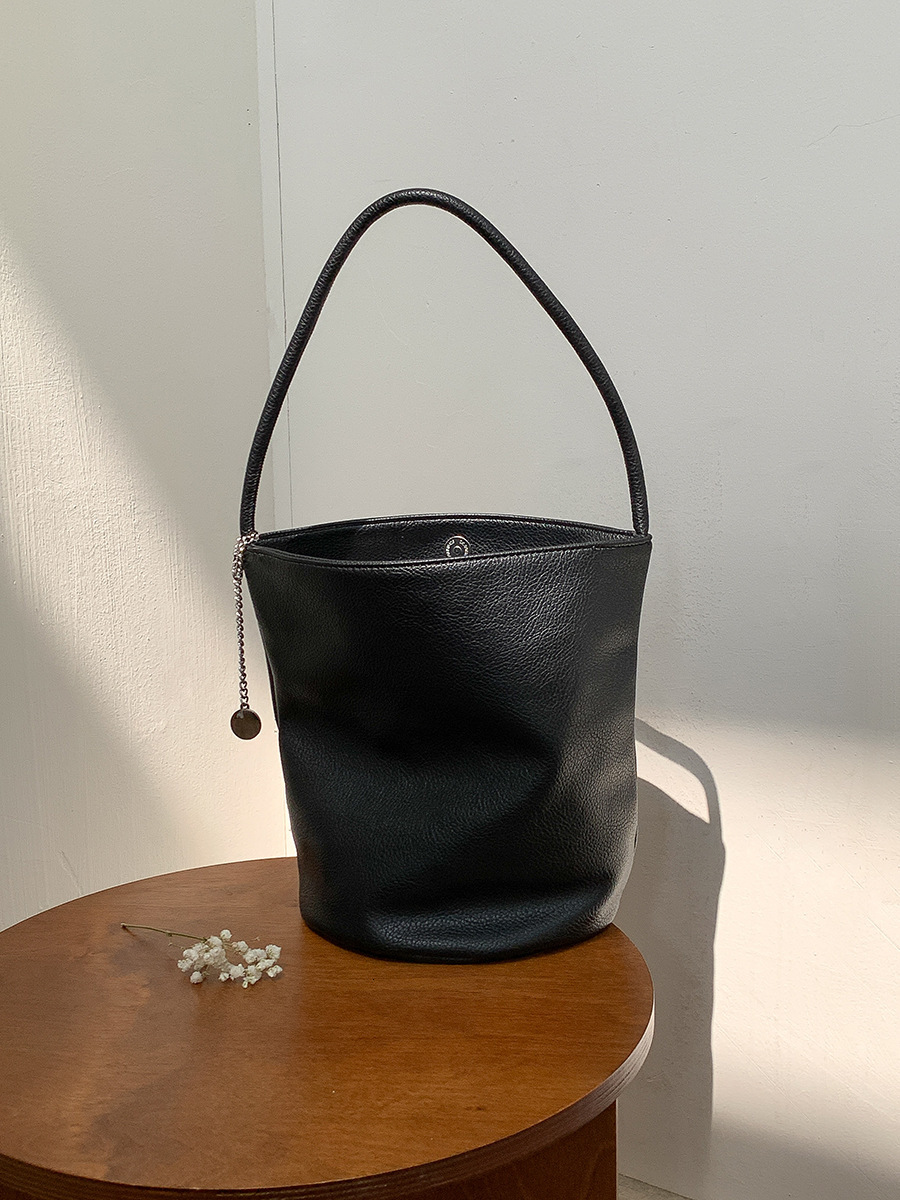 Niche Soft Leather Bucket Bag Summer Women's All-in-one Commuter Shoulder Bag Women's Large Capacity Cylinder Underarm Bag