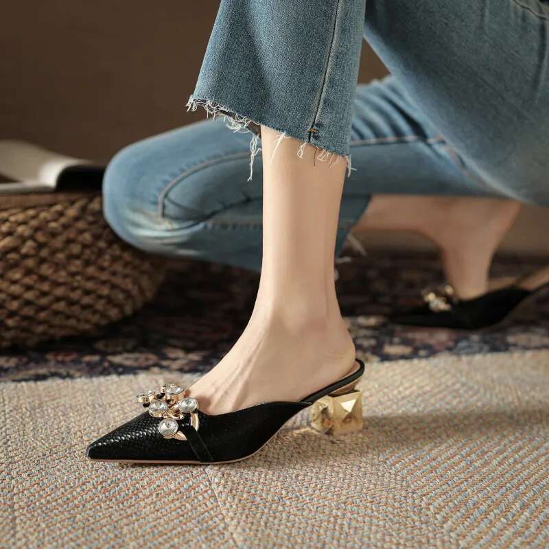 2025 New Baotou Middle Heel Sandals with Pointed Shallow Mouth Crystal Metal Buckle Soft Bottom Designer Fashion Anti slip Slippers