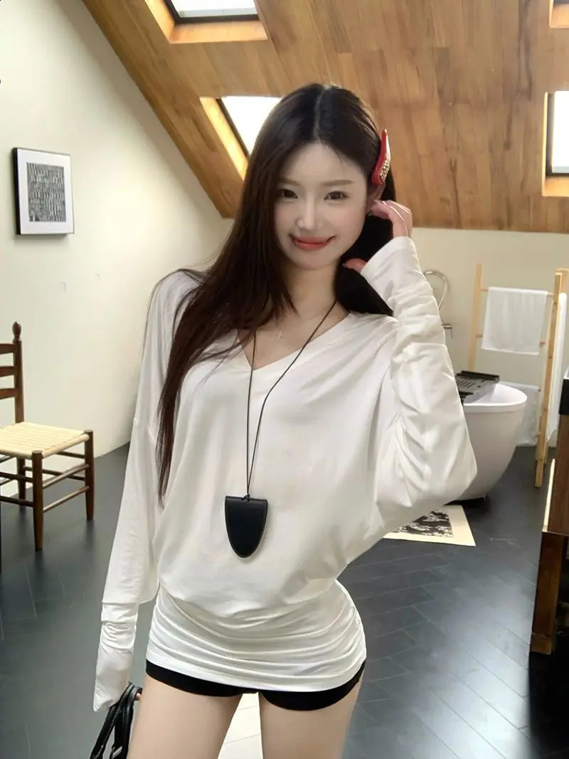 Spring and Autumn V-neck T-shirt Base Shirt for Women Simple Bat Sleeves Versatile Solid Color Top 250322